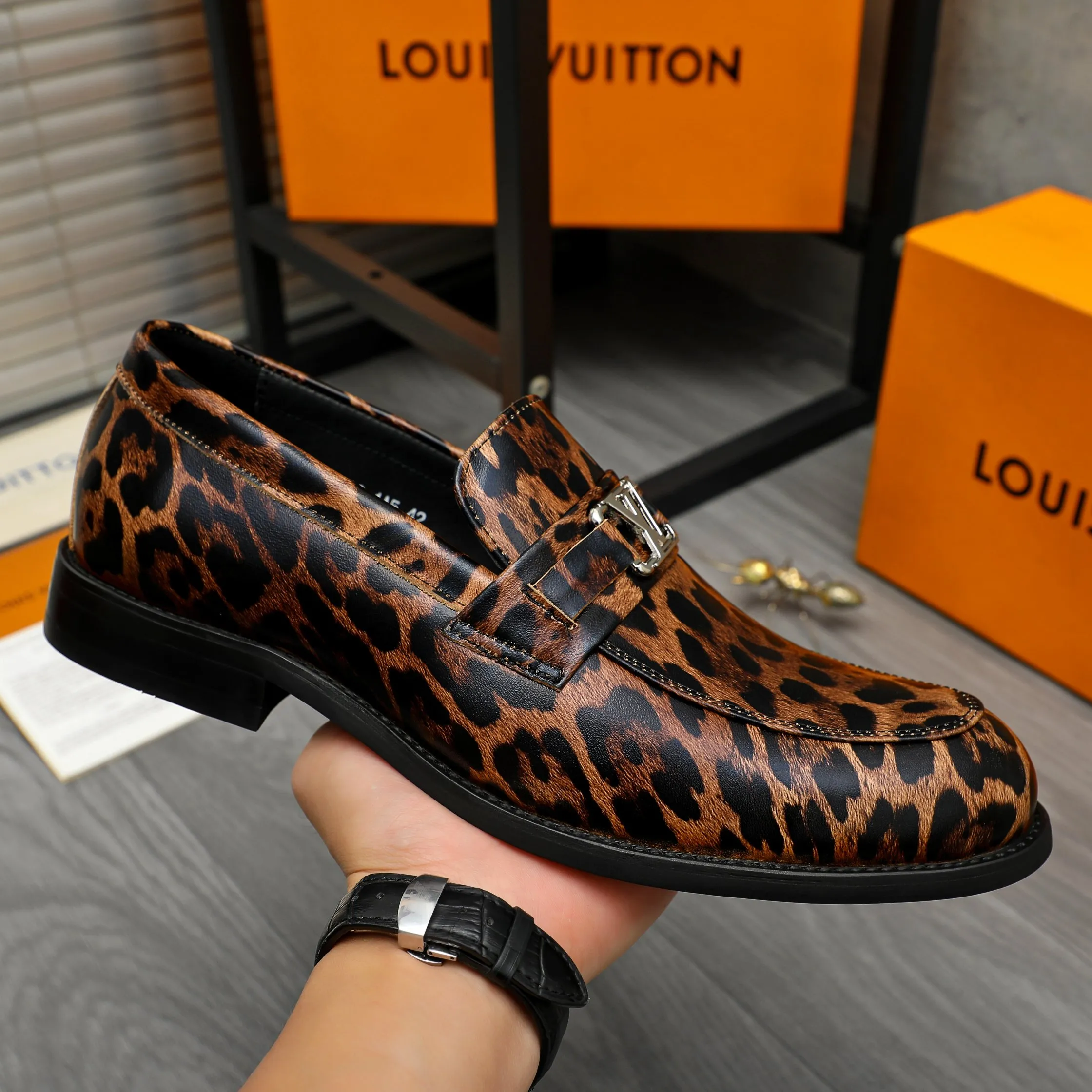 Men's shoes 💰p460 Product trademark: LV "Louis Vuitton" business slip-on leather shoes. Regular size: 39-45 (45 is custom-made and non-returnable) Product materials: Selected leopard print cowhide upper, cowhide lining, original rubber outsole